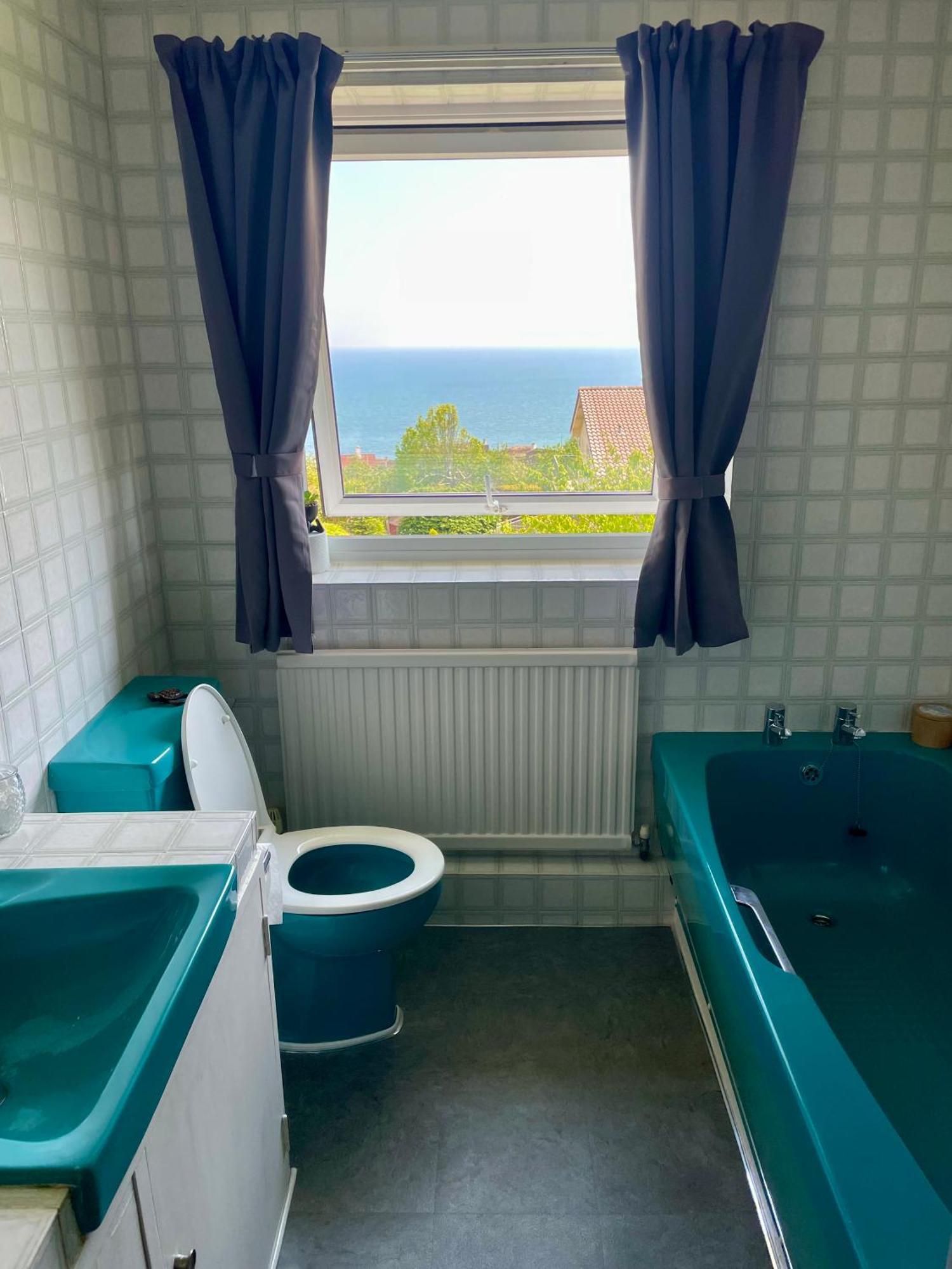 Stunning Charmouth Property With Bay Views! 外观 照片